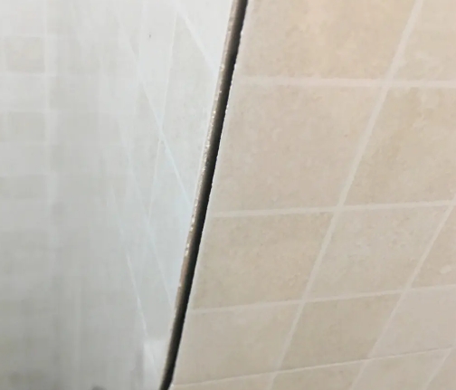 秭归瓷砖空鼓维修公司分享阳台瓷砖脱落的修复过程可以分为以下几个步骤