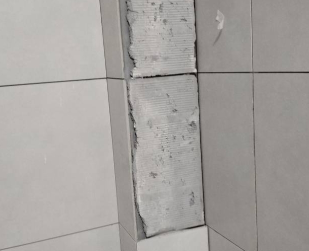 秭归瓷砖空鼓维修公司分享下瓷砖施工前基层浇水润湿程度不足，可能导致以下问题