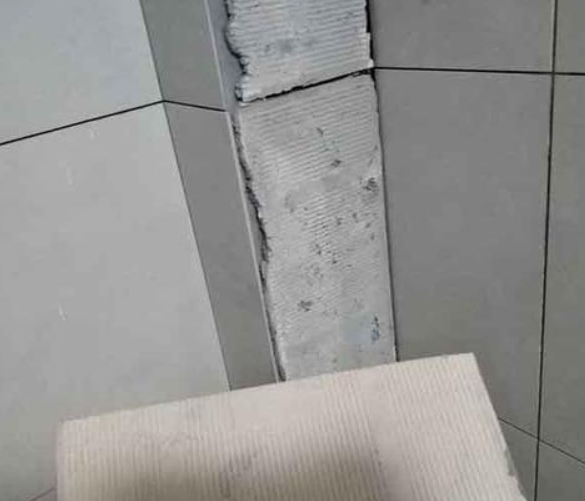秭归瓷砖空鼓维修公司分享下厨房瓷砖脱落的补救措施。